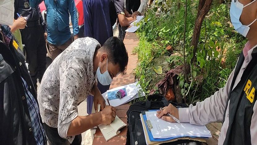 লকডাউনের তৃতীয় দিনে (২৫ জুলাই) রাজধানীতে র‌্যাবের অভিযানে জরিমানা। ছবি: জাহিদ রাকিব