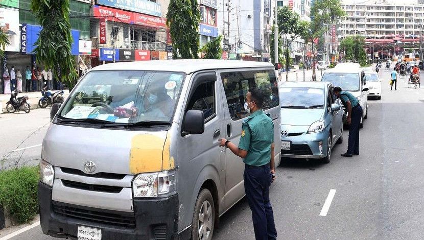 লকডাউনের তৃতীয় দিনে (২৫ জুলাই) রাজধানীর মিরপুরে আইনশৃঙ্খলা রক্ষাকারী বাহিনীর তৎপরতা। ছবি: পিআইডি