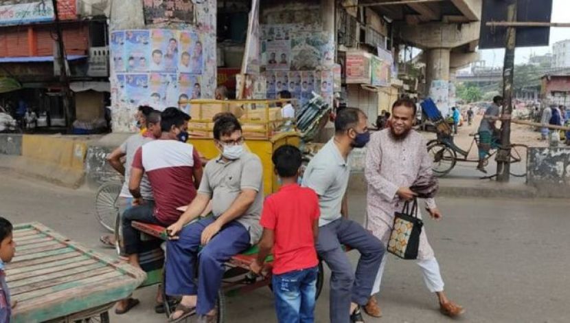 গাড়ি নেই ভ্যান শেষ ভরসা - স্থান মগবাজার রেলগেট ( ছবি. জাহিদ রাকিব )