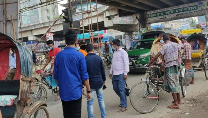 গাড়ি নেই ভ্যান-রিকশা  শেষ ভরসা - স্থান মগবাজার রেলগেট ( ছবি. জাহিদ রাকিব )