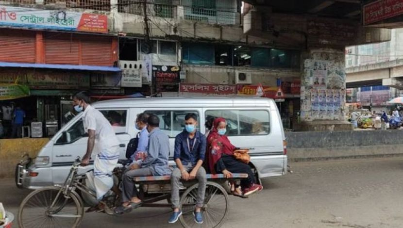 পরিবহন ব্যবস্থা নেই বেসরকারি প্রতিষ্ঠানে তাই ভ্যান-রিকশা  শেষ ভরসা - স্থান মগবাজার রেলগেট ( ছবি. জাহিদ রাকিব )