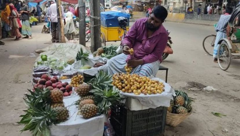 লকডাউনে ফল বিক্রেতা ( ছবি. জাহিদ রাকিব )