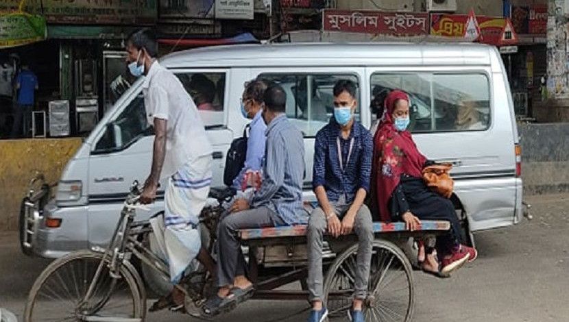 লকডাউনে যাত্রী নিয়ে মতিঝিল যাচ্ছেন ভ্যান চালক আজহার উদ্দিন। গণপরিবহণ বন্ধ থাকায় ভ্যান ও রিকশায় মানুষের একমাত্র ভরসা। ছবি: জাহিদ রাকিব