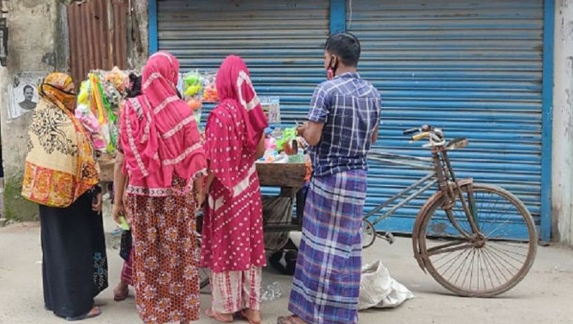 লকডাউনে টুকিটাকি প্লাস্টিক পণ্য বিক্রি করছেন এক ভ্যান চালক। ছবি রাজধানীর খিলগাঁও রেলস্টেশনের।