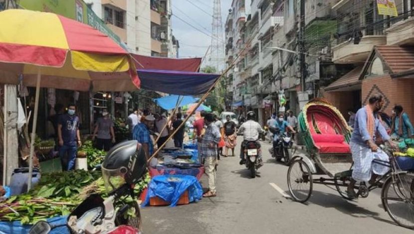 অলিতে গলিতে মানুষের জটলা (  ছবি.জাহিদ রাকিব)