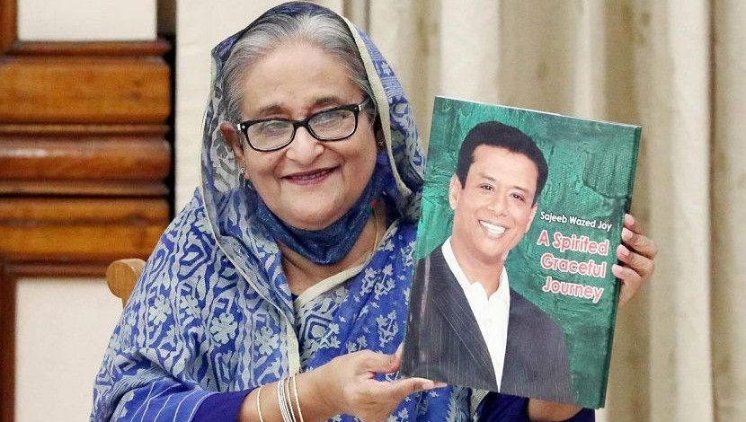 ‘সজীব ওয়াজেদ জয় : তারুণ্যদীপ্ত গর্বিত পথচলা’ শীর্ষক বই এর মোড়ক উন্মোচন করেছেন প্রধানমন্ত্রী শেখ হাসিনা। ছবি: পিআইডি