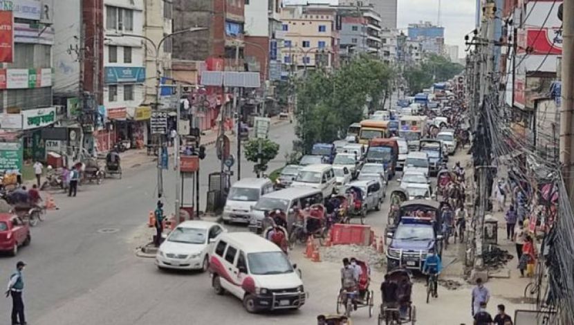 চলছে না শুধু গণপরিবহন, বেড়েছে প্রাইভেট গাড়ি  ( ছবি. জাহিদ রাকিব )