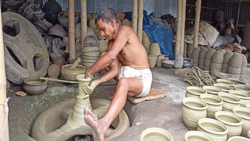 গ্রামীণ ঐতিহ্যকে ধরে রাখতে এখনো কাজ করছেন মৃৎশিল্পীরা, চিরিরবন্দর, দিনাজপুর। ছবি: মো. মানিক হোসাইন