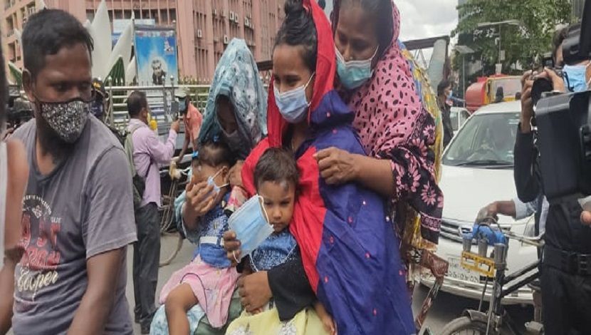 কঠোর লকডাউনে ও রাস্তায় এক রিকশায় চার জনের যাতায়াত ছবি: মতিঝিল এলাকা