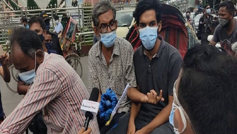 লকডাউনে ব্যাংকে টাকা জমা দিতে যাচ্ছিলেন বাবা-ছেলে। র‌্যাবের হাতে পড়ে দিতে হলো জরিমানা। রাজধানীর মতিঝিল থেকে ছবি তুলেছেন জাহিদ রাকিব।