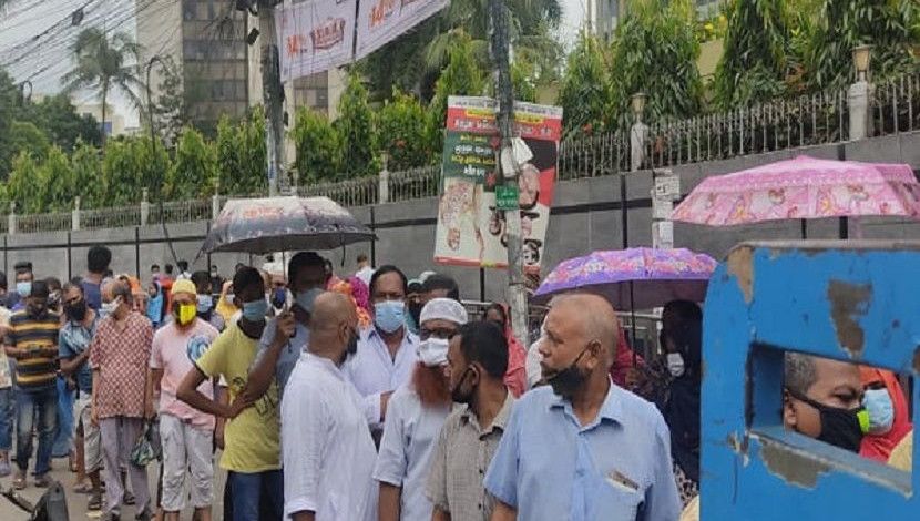 লকডাউনে ২৬ জুলাই থেকে চালু হয়েছে টিসিবির পণ্য বিক্রয়। স্বাস্থ্যবিধির নেই বালাই।  ছবি তুলেছেন জাহিদ রাকিব