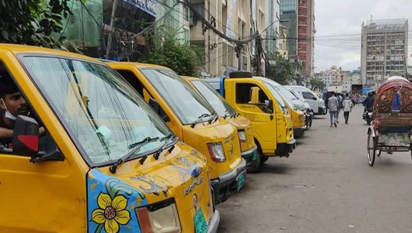 কর্মহীন হয়ে পড়েছে মালবাহী ট্রাক। ঢাকা, বাংলাদেশ