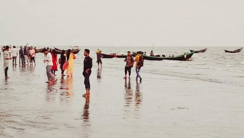 পটুয়াখালীর কুয়াকাটা সমুদ্র সৈকতে পর্যটকদের আনাগোনা। ছবি : ডা. আনোয়ার হোসাইন।