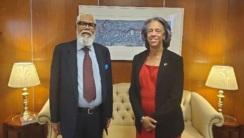 প্রধানমন্ত্রীর বেসরকারি শিল্প ও বিনিয়োগ উপদেষ্টা সালমান এফ রহমান বুধবার (২৮ জুলাই) যুক্তরাষ্ট্রের ওয়াশিংটন ডিসিতে মার্কিন পররাষ্ট্র দপ্তরের অর্থনৈতিক ও জ্বালানি এবং পরিবেশ বিষয়ক কর্মকর্তা মার্সিয়া বার্নিকাটের সাথে বৈঠক করেন। ছবি: পিআইডি