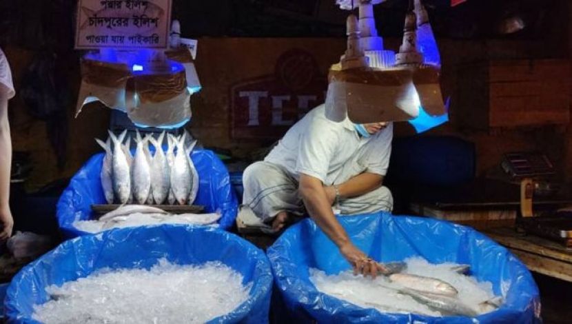 ক্রেতার অপেক্ষায় বিক্রেতা - ছবি : জাহিদ রাকিব