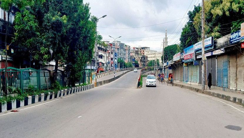 লকডাউনের অষ্টম দিনে রাজধানীর খিলগাঁও উড়াল সেতুর দৃশ্য। ছবি: পিআইডি