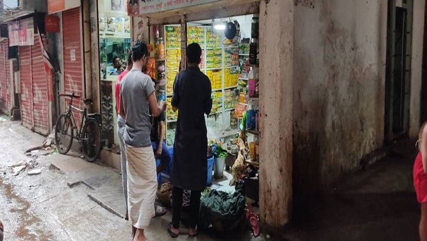 পানের  দোনাকে মানুষের ভিড়( ছবি: জাহিদ রাকিব)