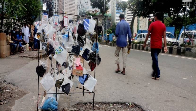 সব মাস্ক  এখানেই . বাংলা মোটর- ছবি: সুলতানা আক্তার