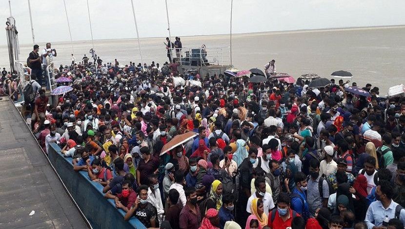 আগামীকাল রোববার থেকে খুলবে রপ্তানিমুখী শিল্প-কারখানা। ফলে ফেরি ঘাটে রয়েছে ঢাকাগামী মানুষের স্রোত। গাদাগাদি করে ফেরিতে করে ফিরছেন তাঁরা। মানা হচ্ছে না স্বাস্থ্যবিধি, বাড়তে পারে করোনা সংক্রমণ। দৌলতদিয়া ফেরি ঘাট, রাজবাড়ী। ছবি: মো. শামিম রেজা