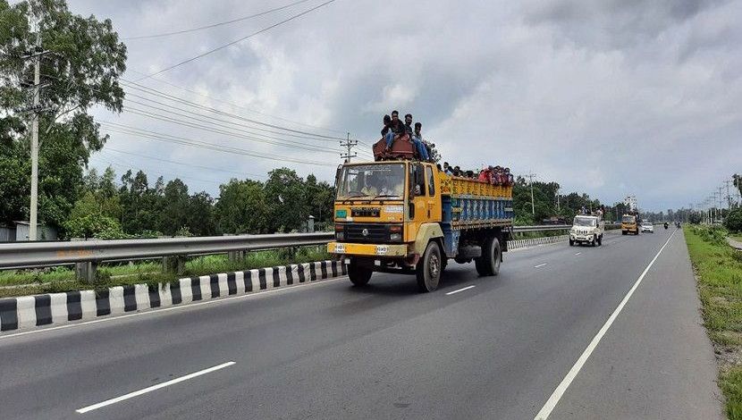 ট্রাকে গাদাগাদি করে ঢাকা ফিরছেন উত্তরাঞ্চলের লোকজন। মির্জাপুর, টাঙ্গাইল। ছবি: মো. জাহাঙ্গীর হোসাইন