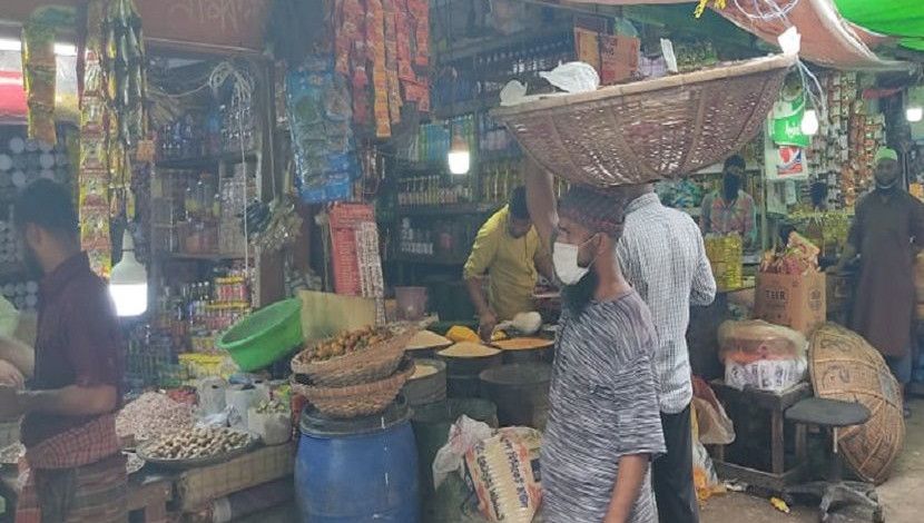 মিনতির কাজ করতে করতে কেটে গেলো মুরাদ হোসেনের ২০ বছর। ভাগ্যের চাকা ফিরেনি। কারওয়ান বাজার থেকে ছবি তুলেছেন জাহিদ রাকিব।