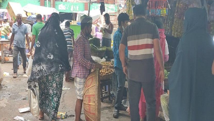 মাল নেয়ার জন্য ক্রেতার পাশে অপেক্ষা করছেন একজন মিনতি। কারওয়ান বাজার থেকে ছবি তুলেছেন জাহিদ রাকিব।