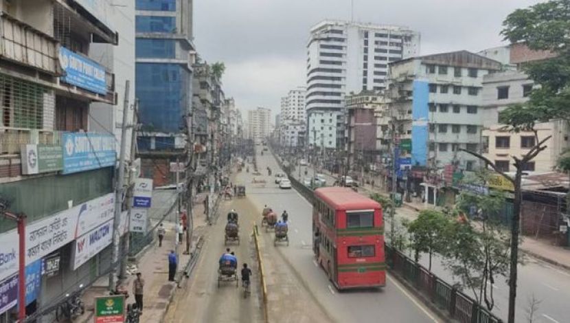 সকালের দিকে গাড়ি কম থাকলেও বেলা বাড়ার সাথে সাথে বেড়ছে যানবাহন ও যাত্রী  ছবি : জাহিদ রাকিব