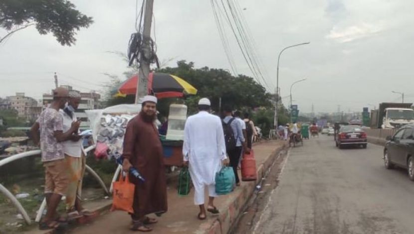 মাস্ক ছাড়া সড়কে নেমেছে যাত্রী   ছবি : জাহিদ রাকিব