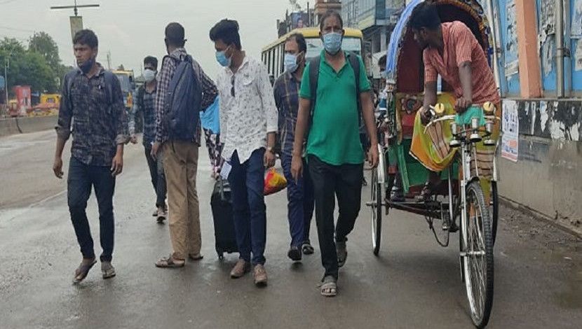লকডাউনে অফিস খোলার সংবাদে ঢাকায় ফিরছে শ্রমিকরা। পথে নানান ভোগান্তি। ছবি: জাহিদ রাকিব