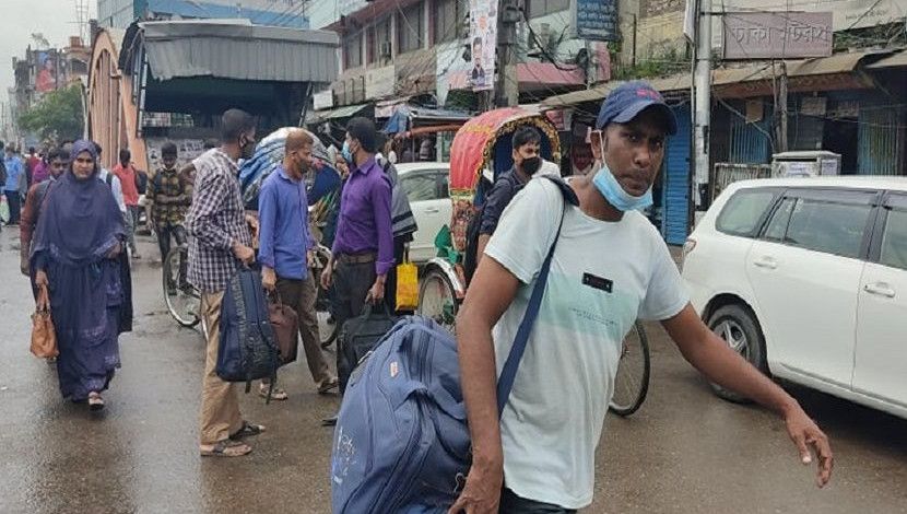 লকডাউনে ঢাকায় ফিরতে হচ্ছে চার গুণ ভাড়া বেশি দিয়ে। রাজধানীর গাবতলী থেকে ছবি তুলেছেন জাহিদ রাকিব