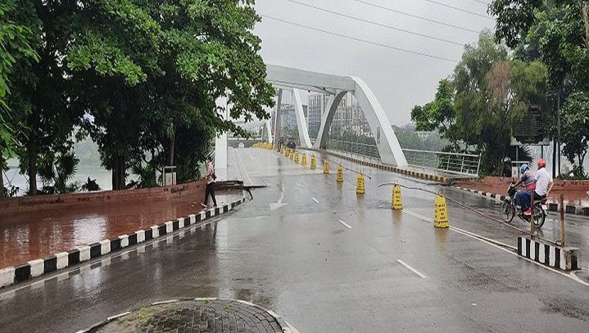 বৃষ্টিতে হাতিরঝিলের মহানঘর বিজ্রের দৃশ্য