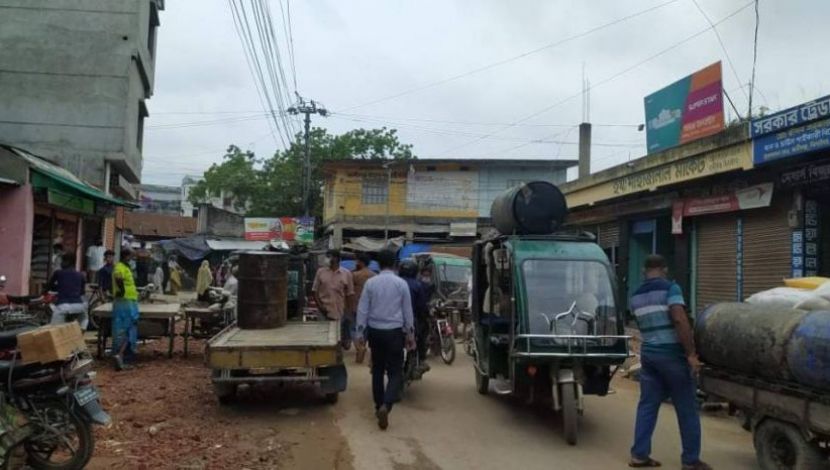 গ্রামে খোলা আছে সব,  চলছে গাড়ি , নেই করোনার ভয়  -  ছবি . শিপলু জামান