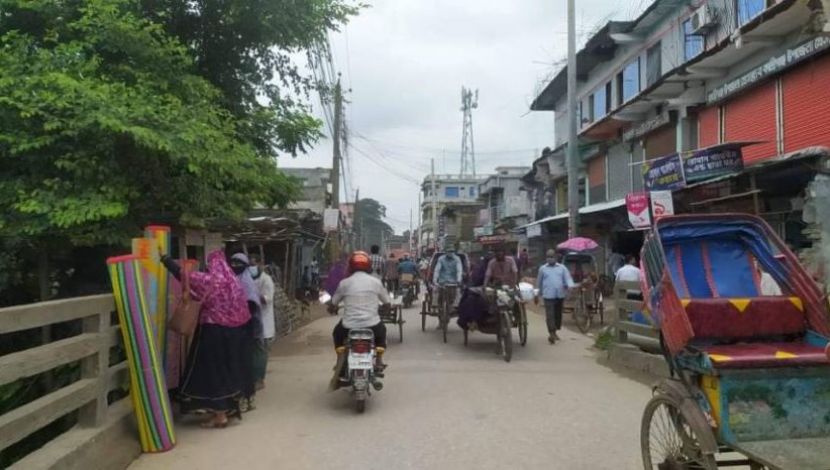 গ্রামের চিত্র দেখে মনে হবে না লকডাউন চলছে  -  ছবি . শিপলু জামান