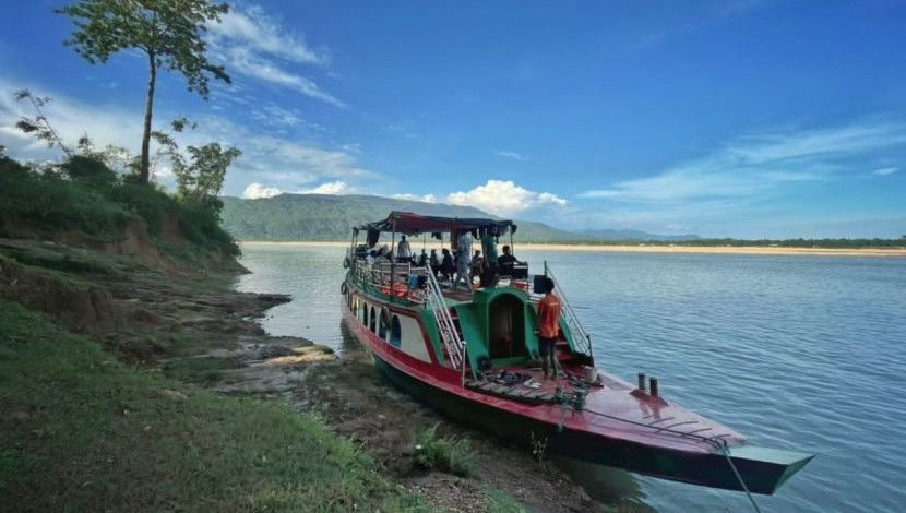সিন্দাবাদ তরী..! ছবি-কিরন। স্থান-বারেক টিলা বা বারিক্কা টিলা, সুনামগঞ্জ