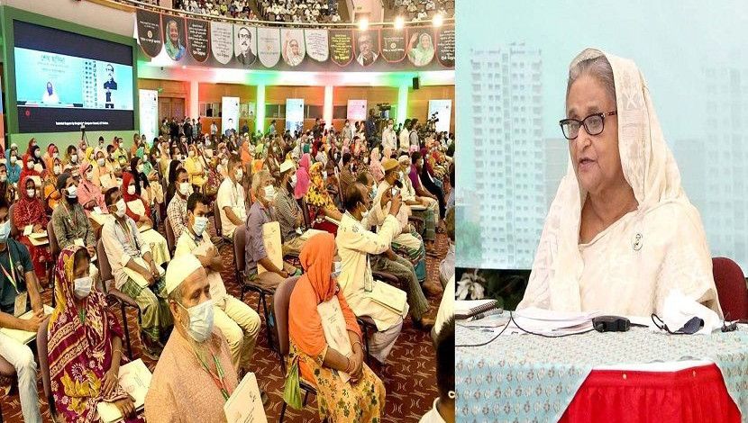 মঙ্গলবার (৩ আগস্ট) বস্তিবাসী তিনশ সদস্যের কাছে ফ্ল্যাট বুঝিয়ে দেয়া হয়। অনুষ্ঠানে গণভবন থেকে প্রধান অতিথি হিসেবে যুক্ত ছিলেন প্রধানমন্ত্রী শেখ হাসিনা। ছবি: পিআইডি