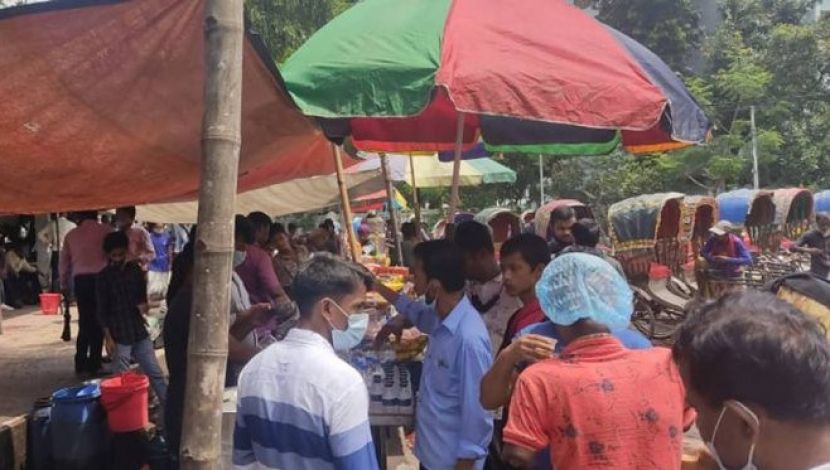 সড়কে বেড়েছে মানুষ, বাড়বে  ঝুঁকি ।  ছবি. জাহিদ রাকিব