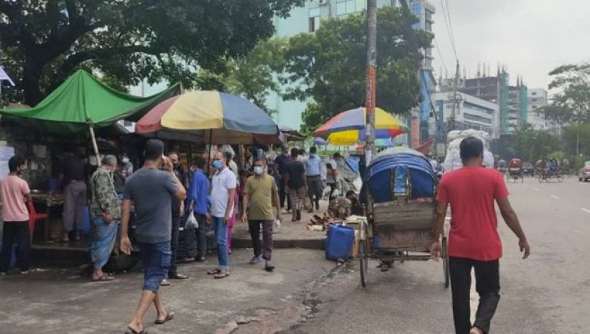 সড়কে বেড়েছে মানুষ, বাড়ছে স্বাস্থ্য  ঝুঁকি  ছবি. জাহিদ রাকিব