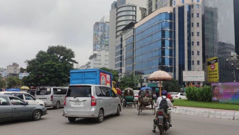 বেড়েছে গাড়ির জটলা -  ছবি.  সুলতানা আক্তার