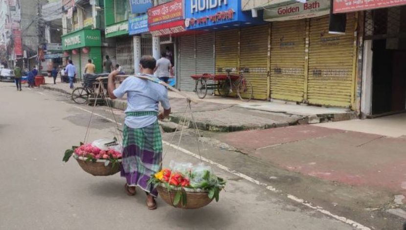 কাঁধে বাহারি সবজি - স্থান হাতির পুল  - ছবি : সুলতানা আক্তার