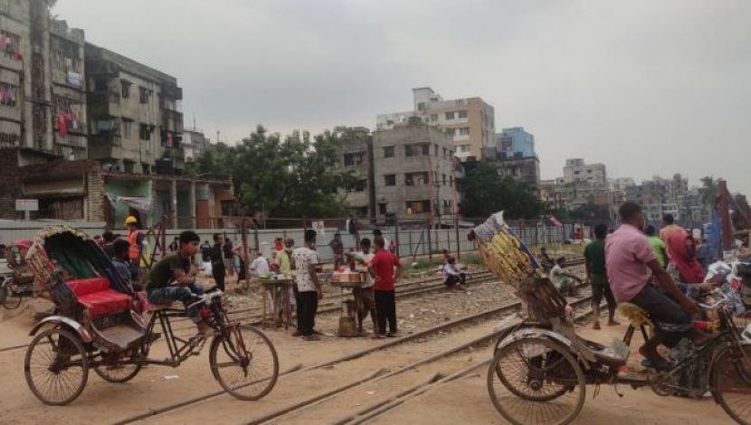 করোনার জন্য কতো ক্ষন মাস্ক পরে বসে থাকা যায় । স্থান - নাখাল পাড়া রেলগেট।  ছবি : সুলতানা আক্তার