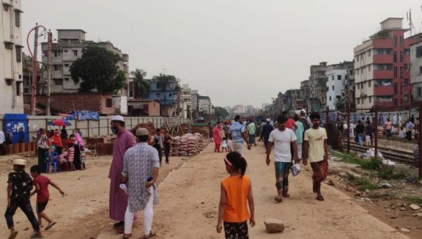 বিকেলে মাস্ক ছাড়া অনেকে বের হয় রাস্থায়। স্থান - নাখাল পাড়া রেলগেট।  ছবি : সুলতানা আক্তার