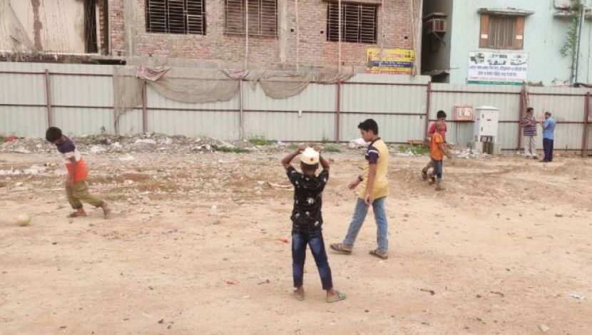 বিকেলে মাস্ক ছাড়া  খেলতে আসে অনেক শিশু। স্থান - নাখাল পাড়া রেলগেট।  ছবি : সুলতানা আক্তার