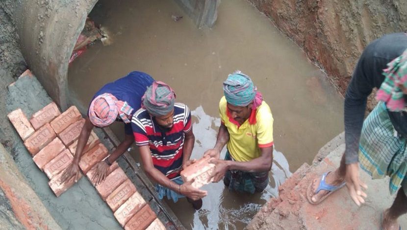 জলাবদ্ধতা নিরসনে ঢাকা দক্ষিণ সিটি করপোরেশনের উন্নয়নকাজ চলছে। ছবি: আলী হোসেন মিন্টু
