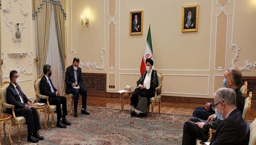 ইরানের অষ্টম প্রেসিডেন্ট সাইয়্যেদ ইব্রাহিম রাইসির সাথে সৌজন্য বৈঠক করেন বাংলাদেশের পররাষ্ট্র প্রতিমন্ত্রী মো. শাহরিয়ার আলম, এমপি। ছবি: পররাষ্ট্র মন্ত্রণালয়।