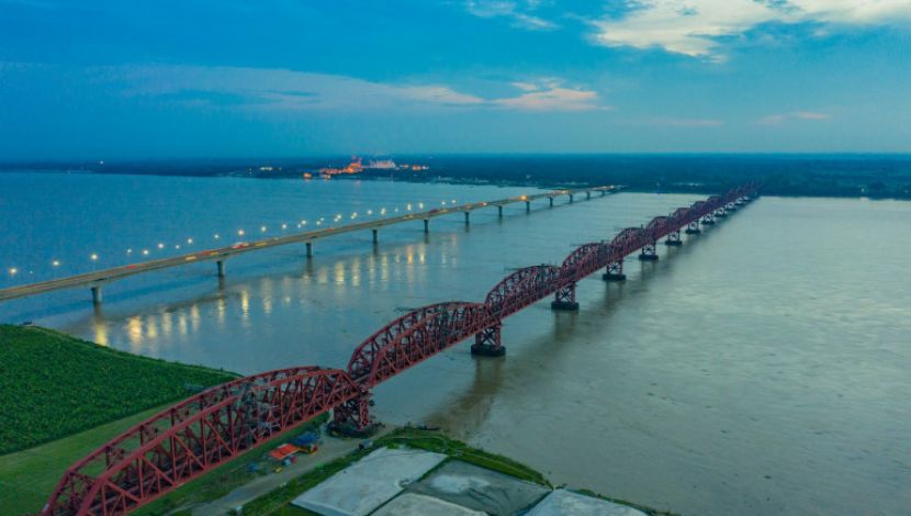 হার্ডিঞ্জ ব্রিজ বাংলাদেশের পাবনা জেলার ঈশ্বরদী উপজেলার পাকশি থেকে কুষ্টিয়া জেলার ভেড়ামারা উপজেলা পর্যন্ত যুক্তকারী একটি রেলসেতু। এটি বাংলাদেশের সবচেয়ে দীর্ঘ রেলসেতু হিসেবে পরিচিত। ছবি- শেখ ফয়সাল, পাবনা