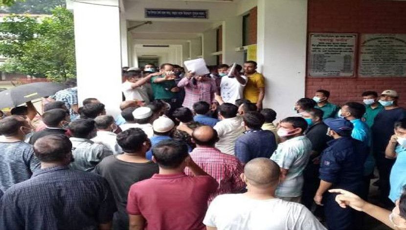 টিকা কেন্দ্রে গনমানুষের জটলা । ছবি. জাহিদ রাজিব