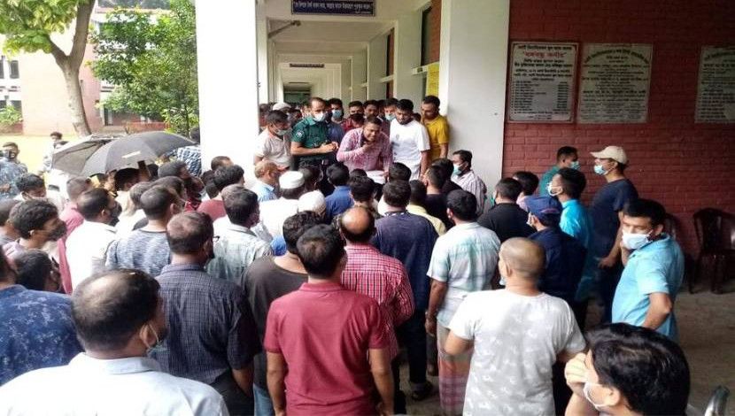 দ্বিতীয় দিনেও টিকা প্রত্যাশাদীর ভিড় । ছবি : জাহিদ রাকিব