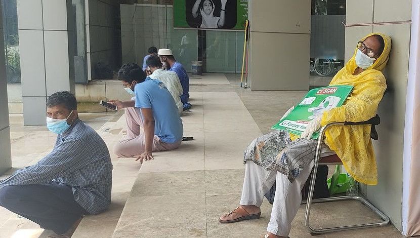রোববার বঙ্গমাতা শেখ ফজিলাতুন নেছা মুজিব অস্থায়ী হাসপাতালে (ফিল্ড হাসপাতাল) সিটের জন্য অপেক্ষারত নারী। ছবি: জাহিদ রাকিব