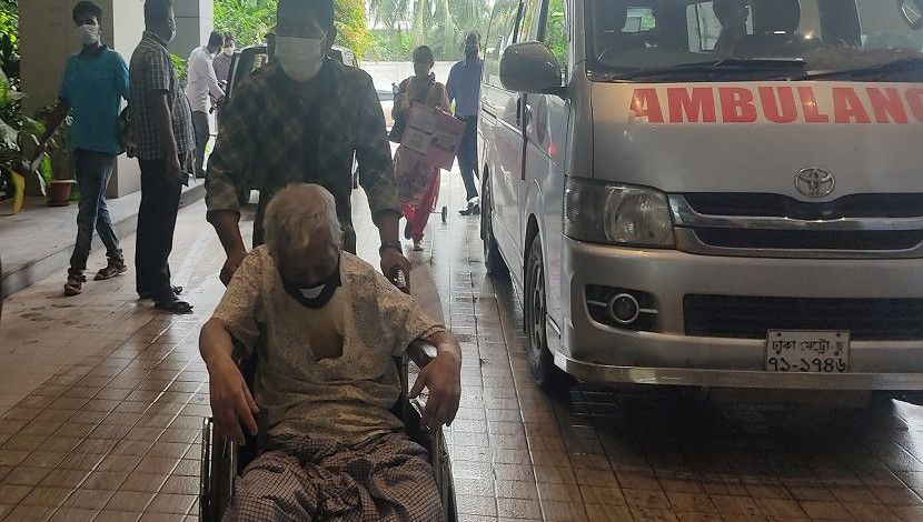 রোববার বঙ্গমাতা শেখ ফজিলাতুন নেছা মুজিব অস্থায়ী হাসপাতালে (ফিল্ড হাসপাতাল) ভর্তির জন্য এক প্রবীণ ব্যক্তিকে নিয়ে আসা হয়। ছবি: জাহিদ রাকিব
