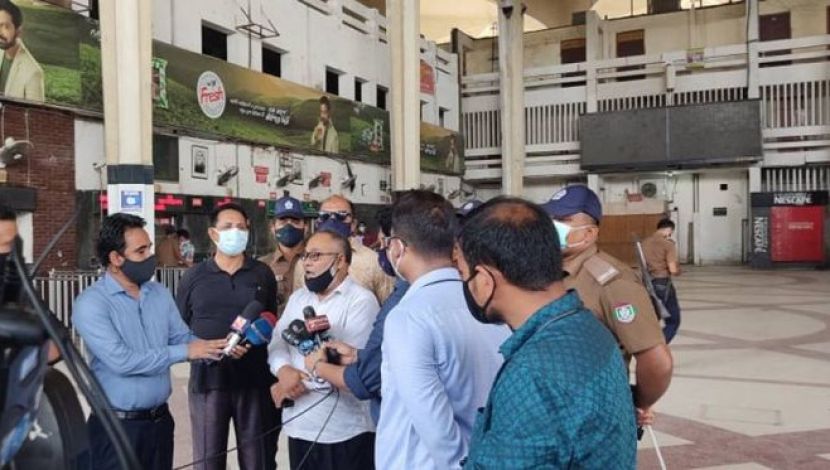 কমলাপুর রেলস্টেশনের ম্যানেজার রফিকুল ইসলাম।  ছবি  : জাহিদ রাকিব